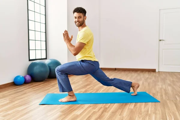 Joven Árabe Deportista Sonriendo Feliz Entrenamiento Yoga Centro Deportivo —  Fotos de Stock