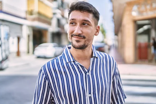 Jovem Bonito Homem Sorrindo Confiante Rua — Fotografia de Stock