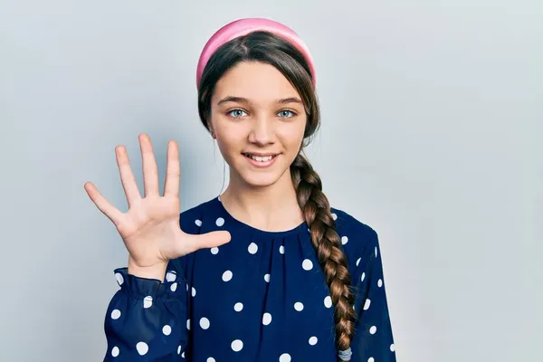 Zarif Görünümlü Genç Esmer Kız Beş Numarayı Gösterip Işaret Ederken — Stok fotoğraf