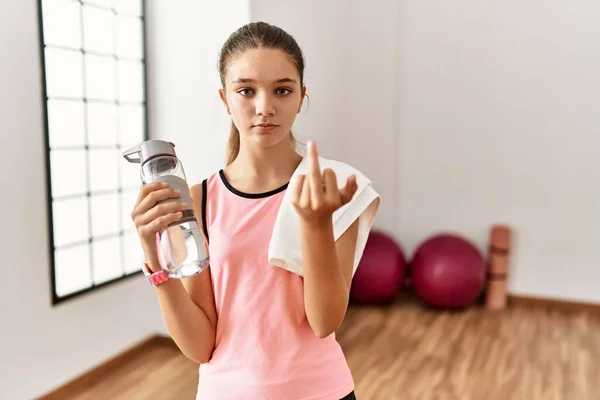 Young Brunette Teenager Wearing Sportswear Holding Water Bottle Showing Middle — Stockfoto