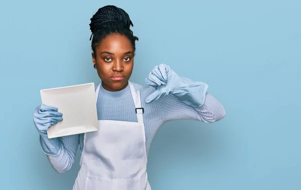 Mujer Afroamericana Joven Que Usa Delantal Lavando Platos Con Cara —  Fotos de Stock