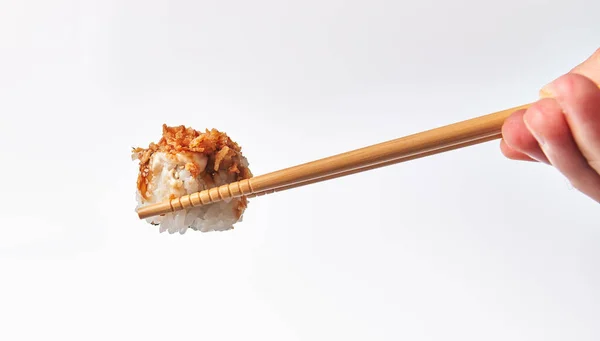 Chopsticks Met Enkele Uramaki Sushi Geïsoleerd Witte Achtergrond — Stockfoto