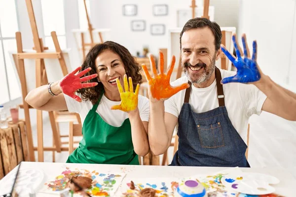 Dwóch Uczniów Średnim Wieku Uśmiechających Się Szczęśliwie Pokazując Ręce Farby — Zdjęcie stockowe