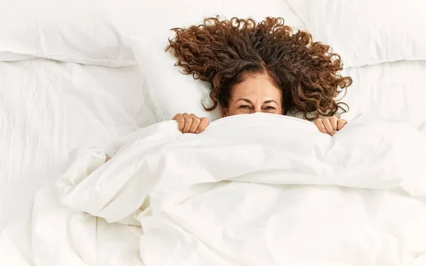 침대에 행복하게 중년의 스페인 — 스톡 사진