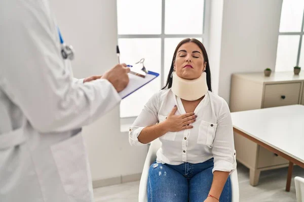 Man Woman Doctor Patient Having Medical Consultation Accident Clinic — Stock Photo, Image
