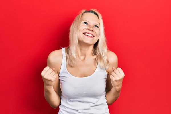 Mooie Kaukasische Blonde Vrouw Draagt Casual Witte Shirt Erg Blij — Stockfoto