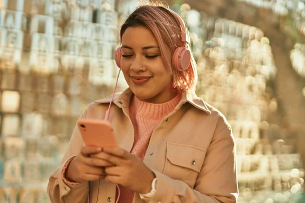 Young Hispanic Girl Using Smartphone Headphones City — Stock Photo, Image