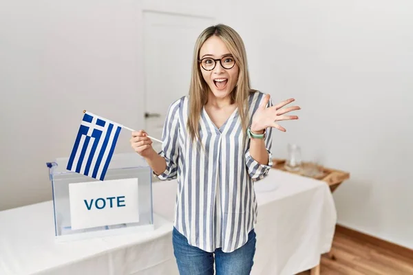 Asiatisk Ung Kvinna Politisk Kampanj Val Håller Grekland Flagga Firar — Stockfoto