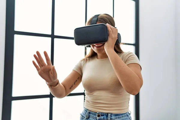 Молодая Латиноамериканка Играющая Видеоигры Домашних Очках Виртуальной Реальности — стоковое фото