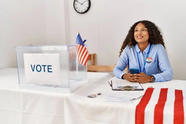 Joven Latina Sonriendo Confiada Usando Smartphone Trabajando Colegio Electoral —  Fotos de Stock