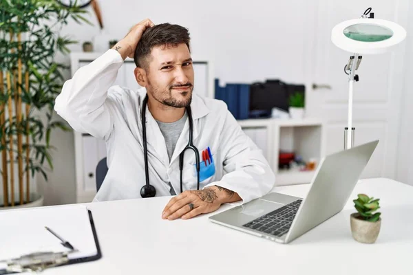 Young Doctor Working Clinic Using Computer Laptop Confuse Wonder Question — Fotografia de Stock