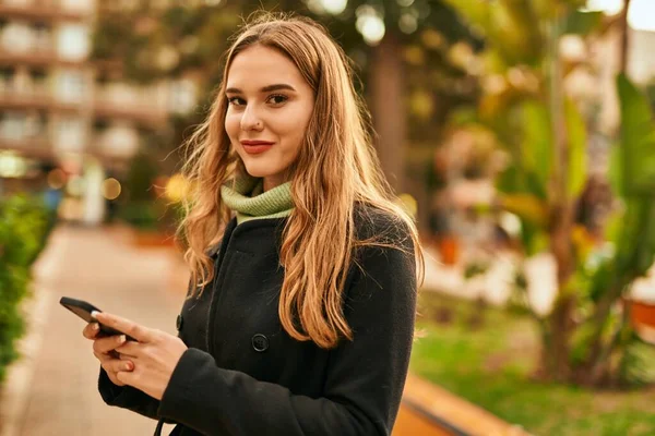 Junge Blondine Lächelt Glücklich Mit Smartphone Die Stadt — Stockfoto