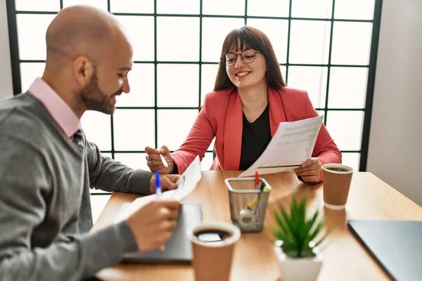 Ofiste çalışırken gülümseyen iki İspanyol iş adamı..
