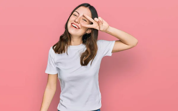 Joven Hermosa Mujer Vistiendo Casual Camiseta Blanca Haciendo Símbolo Paz —  Fotos de Stock