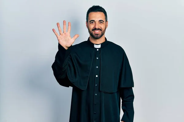 Sakallı Katolik Rahip Cüppeli Yakışıklı Bir Adam Beş Numaralı Parmaklarıyla — Stok fotoğraf
