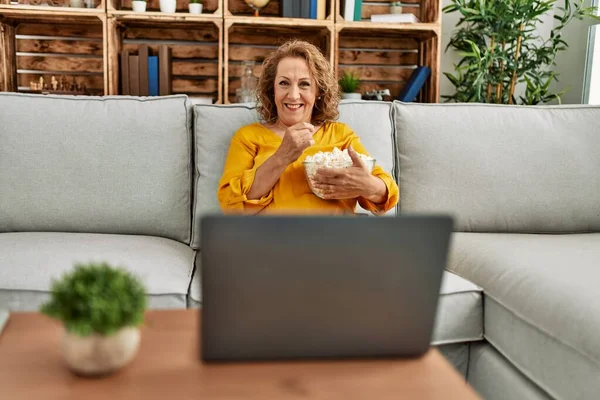 Medioevo Donna Caucasica Guardando Film Seduto Sul Divano Casa — Foto Stock