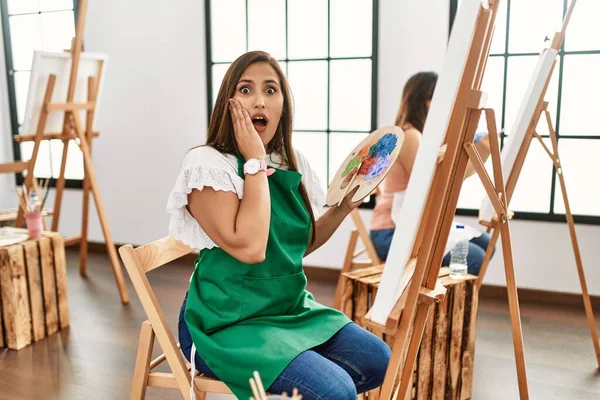 Jovens Artistas Hispânicos Pintando Sobre Tela Estúdio Arte Com Medo — Fotografia de Stock