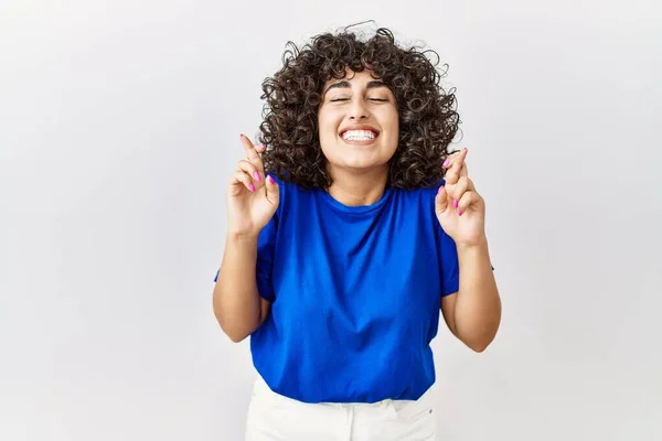 Joven Mujer Oriente Medio Pie Sobre Fondo Aislado Gesto Dedo — Foto de Stock