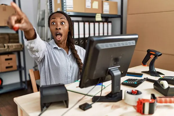 African Woman Working Small Business Ecommerce Pointing Finger Surprised Ahead — Stock Photo, Image