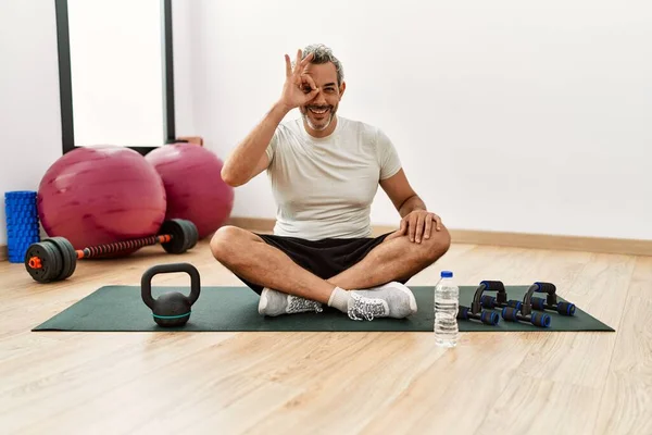 Middle Age Hispanic Man Sitting Training Mat Gym Smiling Happy — Stockfoto