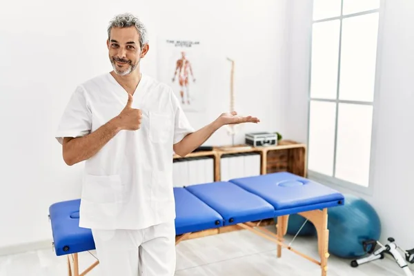 Middle Age Hispanic Therapist Man Working Pain Recovery Clinic Showing — Stockfoto