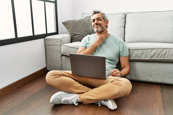 Middle Age Hispanic Man Using Laptop Sitting Floor Living Room — Stok fotoğraf