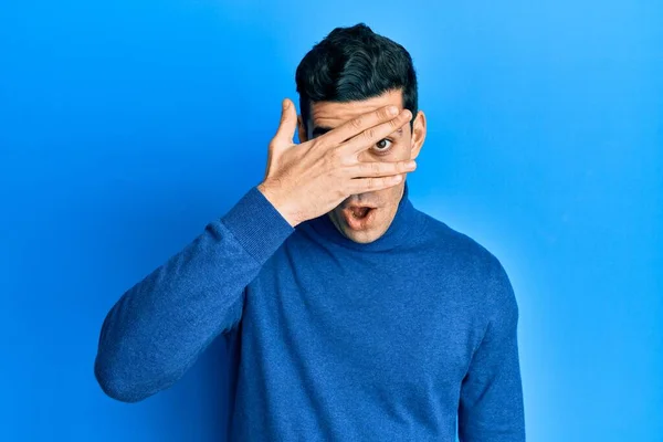 Hezký Hispánský Muž Rolákově Svetru Vykukuje Šoku Zakrývá Obličej Oči — Stock fotografie
