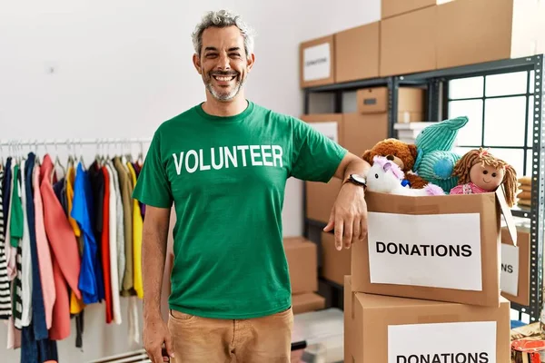 Middle Age Hispanic Man Wearing Volunteer Shirt Donations Stand Happy — Zdjęcie stockowe