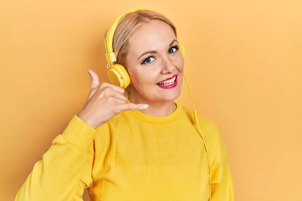 Young Blonde Woman Listening Music Using Headphones Smiling Doing Phone — Fotografia de Stock