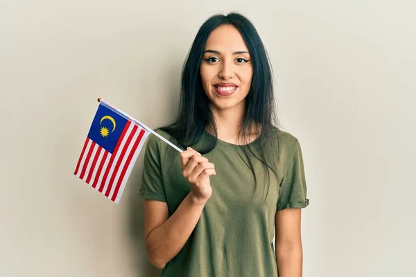 Молодая Латиноамериканка Флагом Малайзии Выглядит Позитивно Счастливо Стоя Улыбаясь Уверенной — стоковое фото