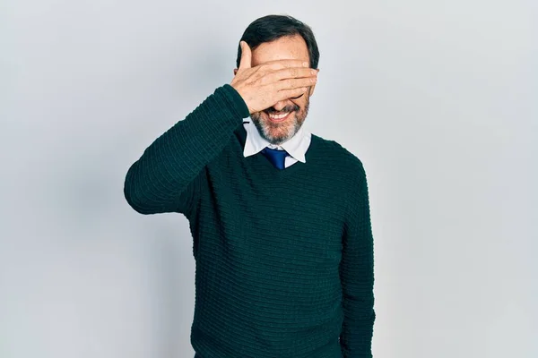 Muž Středního Věku Hispánec Neformálním Oblečení Brýlích Usmívá Směje Rukou — Stock fotografie