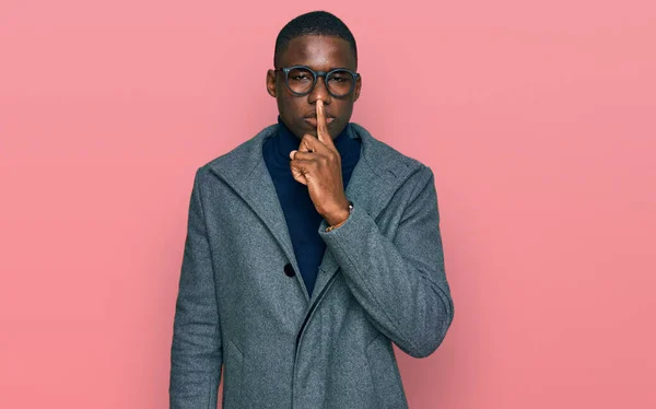身穿商务服装戴着眼镜的年轻的非洲裔美国人要求保持安静 手指放在嘴唇上 沉默和秘密概念 — 图库照片