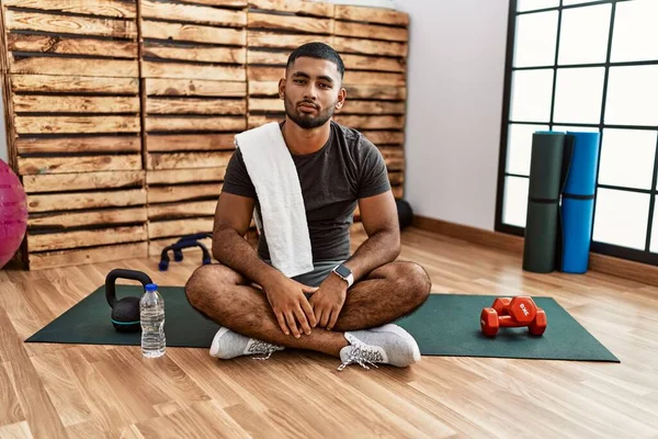 Spor Salonunda Antrenman Minderinde Oturan Genç Hintli Adam Yüzünde Ciddi — Stok fotoğraf