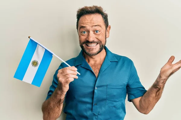 Arjantin Bayrağını Tutan Orta Yaşlı Bir Adam Başarıyı Mutlu Bir — Stok fotoğraf