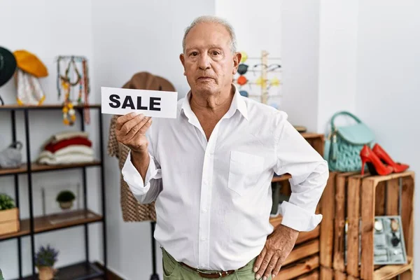 Senior Mann Mit Verkaufsbanner Einzelhandel Denkt Haltung Und Nüchternen Ausdruck — Stockfoto