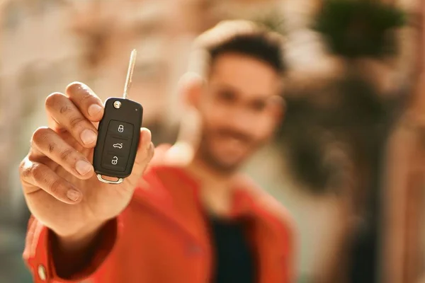 Şehirde Yeni Bir Arabanın Anahtarı Spanyol Genç Adamda — Stok fotoğraf