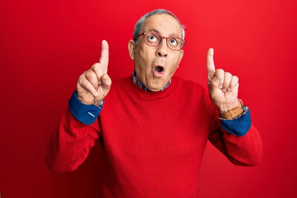 Pohledný Starší Muž Šedými Vlasy Neformálním Oblečení Brýlích Užaslý Překvapený — Stock fotografie