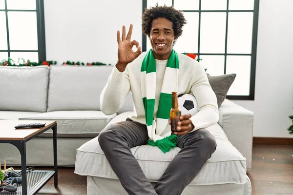 Jovem Afro Americano Homem Futebol Hooligan Beber Cerveja Torcendo Jogo — Fotografia de Stock