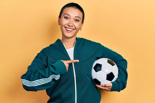 Schöne Hispanische Frau Mit Kurzen Haaren Hält Fußball Lächelnd Glücklich — Stockfoto