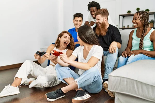 Groep Van Jonge Vrienden Glimlachen Gelukkig Spelen Videospel Thuis — Stockfoto