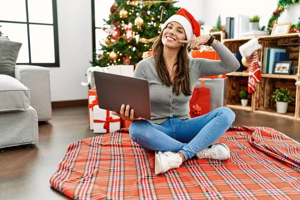 Jovem Mulher Latina Usando Laptop Sentado Árvore Natal Sorrindo Alegre — Fotografia de Stock