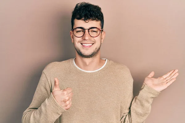 Jovem Hispânico Vestindo Roupas Casuais Óculos Mostrando Palma Mão Fazendo — Fotografia de Stock