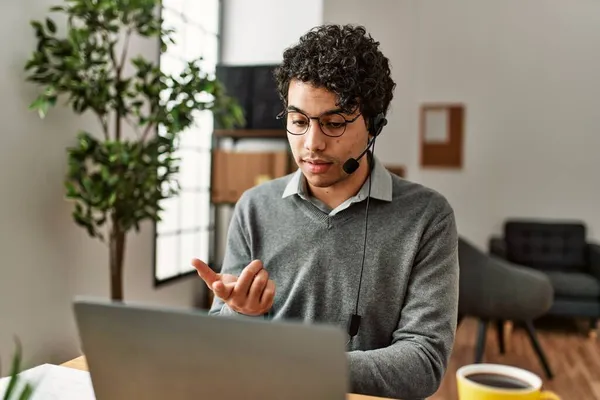 Young Hispanic Call Center Agent Man Having Video Call Office — Stock Photo, Image