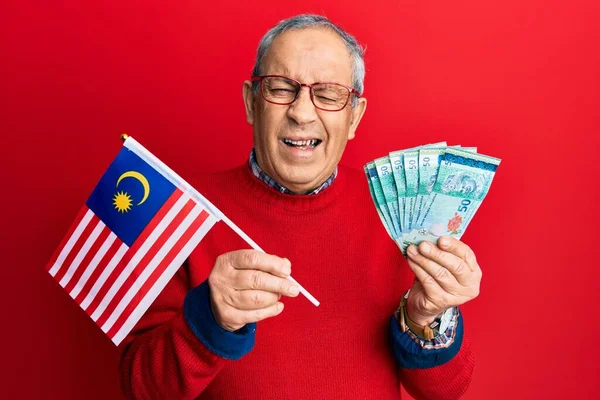 Stilig Senior Man Med Grått Hår Håller Malaysia Flagga Och — Stockfoto