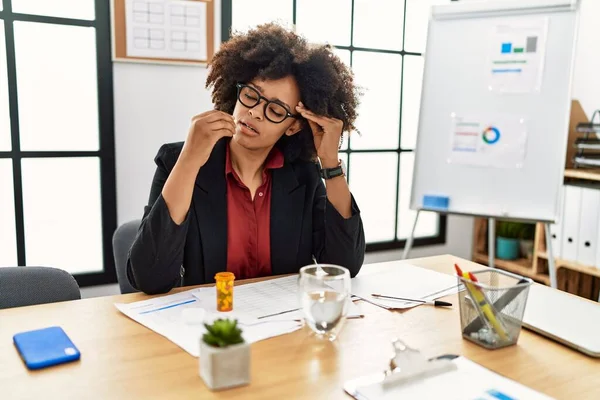 Jong Afrikaans Amerikaans Vrouw Het Nemen Van Pil Kantoor — Stockfoto