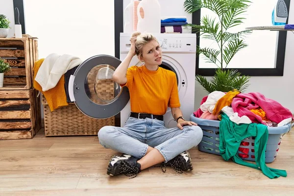 Jonge Blonde Vrouw Doet Zitten Bij Wasmachine Verwarren Zich Afvragen — Stockfoto