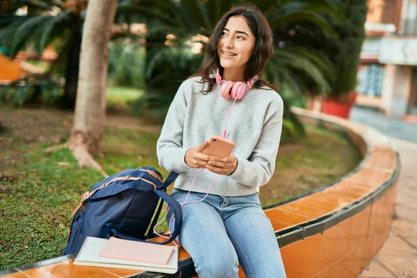 Giovane Studentessa Del Medio Oriente Sorridente Felice Utilizzando Smartphone Città — Foto Stock