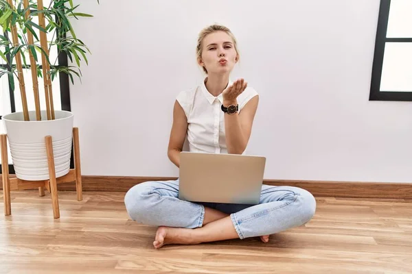 Genç Sarışın Kadın Bilgisayar Laptopu Kullanarak Oturma Odasında Oturmuş Kameraya — Stok fotoğraf