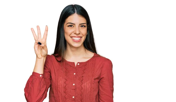 Молода Іспаномовна Жінка Повсякденному Одязі Показує Вказує Пальцями Номер Три — стокове фото