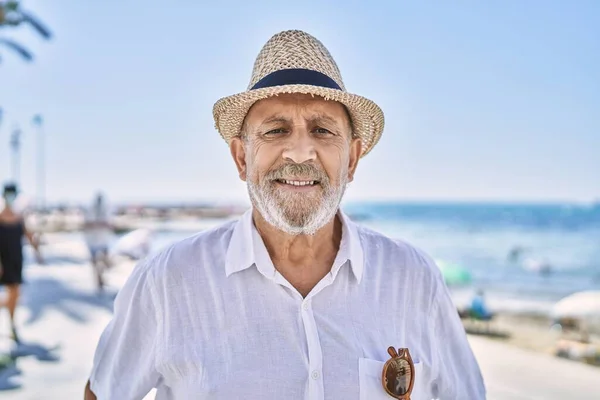 Hombre Mayor Sonriendo Confiado Usando Sombrero Verano Playa — Foto de Stock